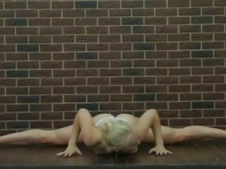 Elite Teen femme fatale Does Gymnastics Naked Dora Tornaszkova